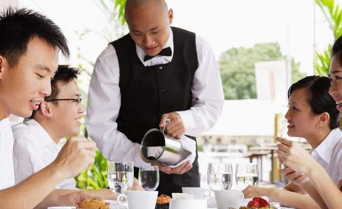 吃中餐时,服务生总频繁倒茶,其实另有深意,别"赖着"不走了!
