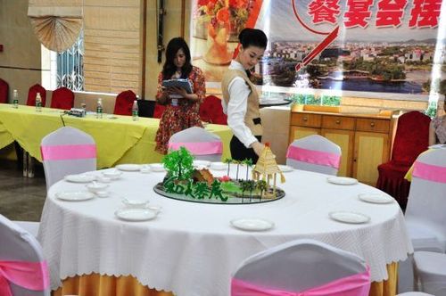 九龙华天酒店选手正在中餐宴会摆台服务比赛中